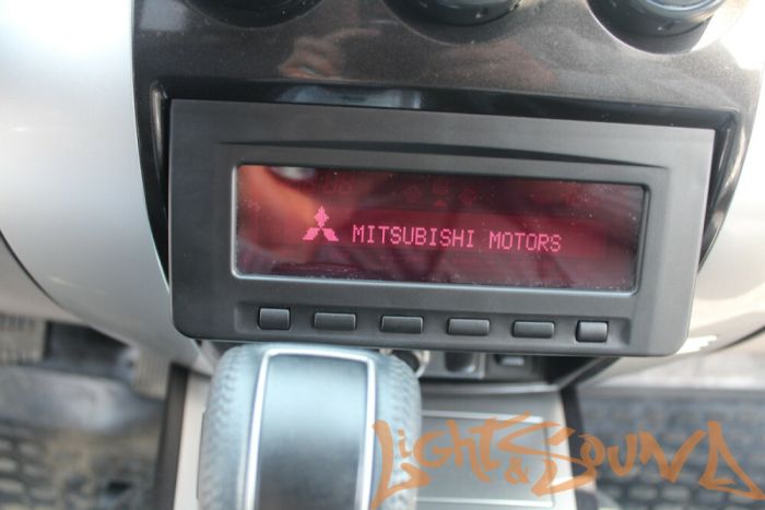 Переходная рамка для Mitsubishi Pajero Sport 2009 - для переноса бортового компьютера вниз